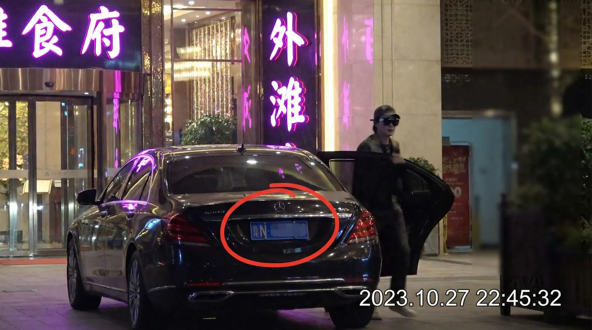 海角黑料::海角黑料免费观看-海角黑料交流社区 - 豪车餐厅外偷拍